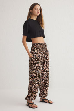 Cok Renkli Leopar Desenli Pacalar? Lastikli Salvar Form Dokuma Pantolon TWOSS25PL00063