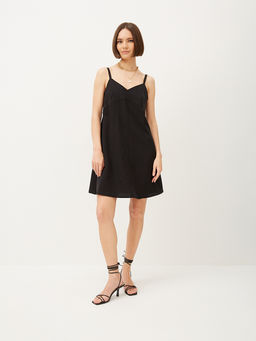 Платье мини на тонких бретелях с пуговицами по спинке