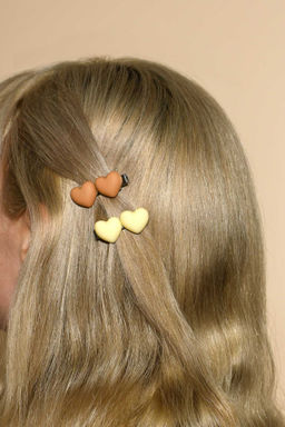 Набор заколок для волос зажим, арт. 71783 / 10 СЕРДЕЧКИ (в наборе: 2шт., 4 см, черный металл, полиметилметакрилат, цвет: коричневый, молочный, подложка из мелованного картона + ПЭТ-пакет с европодвесом)