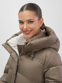 Пальто зимнее утепленное с капюшоном женское коричневого цвета 7747K - Visdeer фото 11