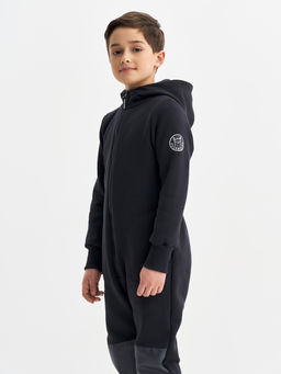 Черный комбинезон с наколенниками для мальчика