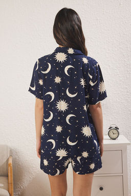 Trendyolmilla Lacivert Galaksi Desenli Viskon Sortlu Dokuma Pijama Tak?m? THMSS25PT00411  фото 4