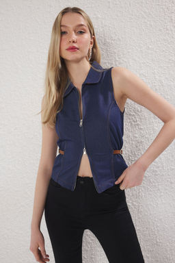 Indigo Denim Gorunumlu Fermuar ve Aksesuar Detayl? Fitted/Vucuda Oturan Orme Bluz TWOSS25BZ00386