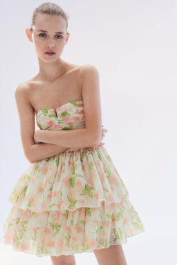 Vestido bandeau con falda acampanada