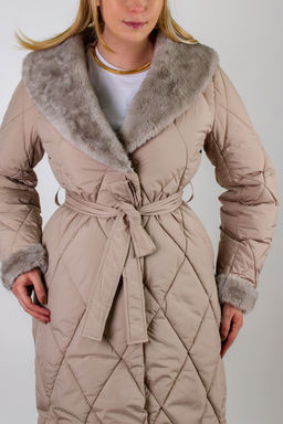 Стеганое пальто с меховой отделкой арт. 23153