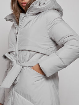 Пальто утепленное молодежное зимнее женское светло-серого цвета 52356SS - Holdluck фото 11