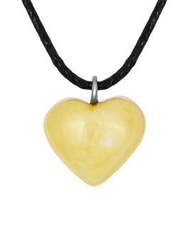 Небольшой кулон в форме сердца из молочно-медового янтаря с пейзажной текстурой