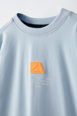 T-SHIRT WITH TAG APPLIQUE - Zara фото 3