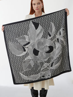 Большой, мягкий, тонкий и очень нежный платок с рисунком