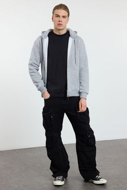 TRENDYOL MAN Gri Melanj Regular Fit Kapusonlu Fermuarl? Etiket Aplikeli Kal?n Sweatshirt TMNAW23SW00172