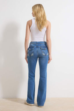 Mavi Dusuk Bel Cepleri Nak?s Detayl? Orta Esnek Flare Ispanyol Paca Jeans TWOSS26JE00056 - Trendyolmilla фото 4