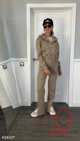 Спортивный женский костюм