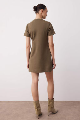 TRENDYOLMILLA Siyah Bisiklet Yaka Tas Detayl? Shift/Duz Mini Suet Orme Elbise TWOAW24EL00523  фото 12