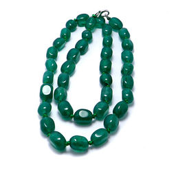 Бусы из камня Нефрит темный привлекает денежные энергии