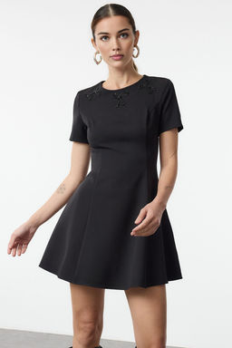 Trendyolmilla Siyah Etegi Belden Ac?lan Fiyonklu Tas Aksesuar Detayl? Mini Dokuma Elbise TWOAW25EL00473  фото 2