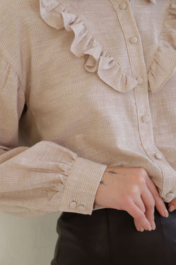 11070 Блуза с кокеткой и оборкой кремовая - Martichelli фото 6