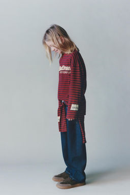 CAMISETA RAYAS TEXTO / Rojo oscuro