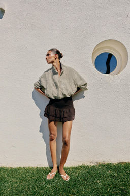 SHORTS NIDO DE ABEJA VOLANTES / Marr?n