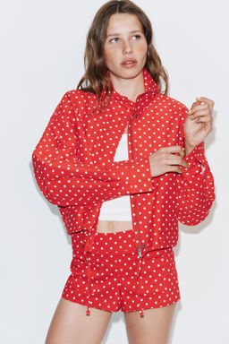 CHAQUETA ABULLONADA LUNARES / Rojo / Blanco