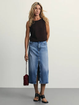 Джинсовая юбка миди с разрезом спереди / Zarina