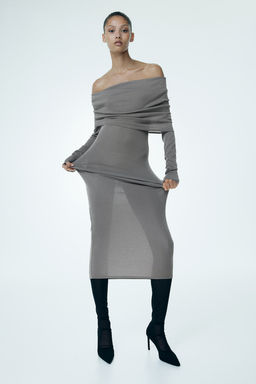 Vestido off-the-shoulder con escote vuelto