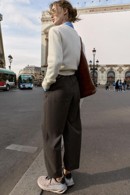 MID-WAIST TROUSERS WITH PLEATS AND ELASTICATED BACK - Zara фото 5