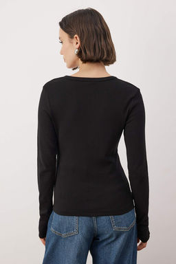 Siyah Dugmeli Vucuda Oturan Esnek Orme Bluz TWOAW26BZ00007