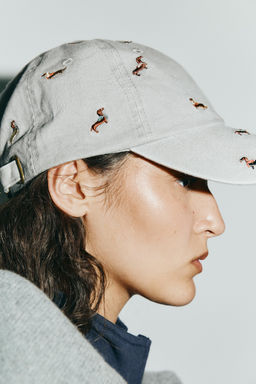 TWILL CAP WITH DOG EMBROIDERY