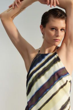 TRENDYOLMILLA Cok Renkli Batik Desenli Duz Kesim Kolsuz Maxi Astarl? Saten Dokuma Elbise TWOSS23EL02238 фото 3