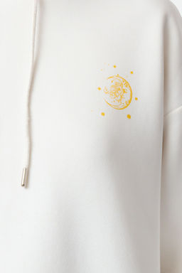 Ekru Kal?n Ici Polarl? Kapusonlu Bask?l? Oversize/Genis Kal?p Orme Sweatshirt TWOAW24SW00136