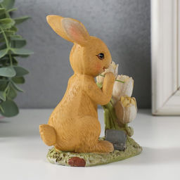Фигурка полистоун Зайчик на полянке с тюльпанами, 9.5?6?11 см