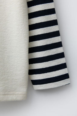 STRIPED SLEEVE STRUCTURE T-SHIRT