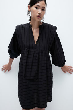 Vestido con hombros marcados