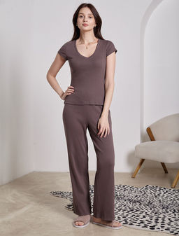 Футболка с V вырезом из фактурного трикотажа в рубчик