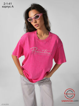 Женская футболка с эффектом варёнки и стильным принтом из страз