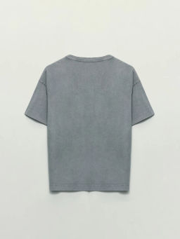 Футболка с принтом и декоративными кристаллами / Zarina