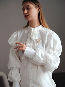 Цена за 2 шт. Брошь Гимнастка с хулахупом, цвет белый в золоте