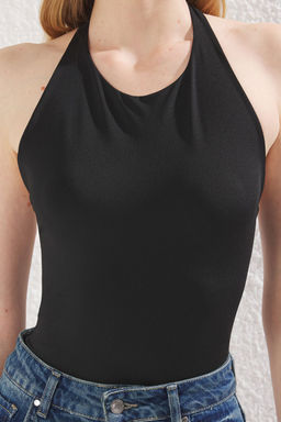 TRENDYOLMILLA Siyah S?rt Dekolteli Halter Yaka Fiyonklu Vucuda Oturan C?tc?tl? Esnek Orme Body TWOSS25BD00004  фото 4