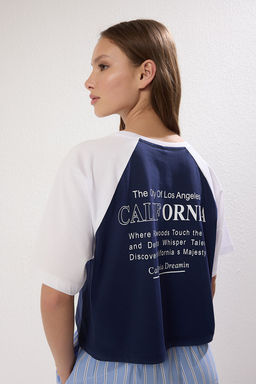 TRENDYOLMILLA Lacivert %100 Pamuk Renk Bloklu Slogan Bask?l? Relaxed/Rahat Kesim Crop Orme T-Shirt TWOSS24TS00098