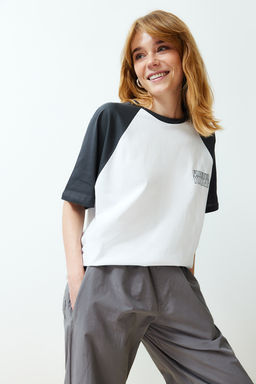 Beyaz %100 Kal?n Pamuklu Renk Bloklu Sloganl? Relaxed/Rahat Kesim Orme T-Shirt TWOSS24TS00134