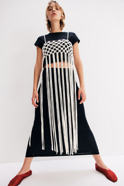 Vestido de rejilla con flecos