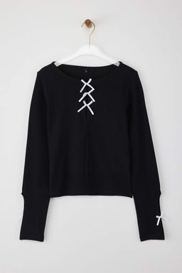 Trendyolmilla Siyah Fiyonk ve Cut Out Detayl? Bisiklet Yaka Slim/Vucuda Oturan Orme Bluz TWOAW25BZ00177