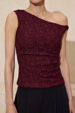 Bordo Fitted/Vucuda Oturan Asimetrik Yaka Dusuk Kol Kolsuz Dantel Orme Bluz TWOSS26BZ00077