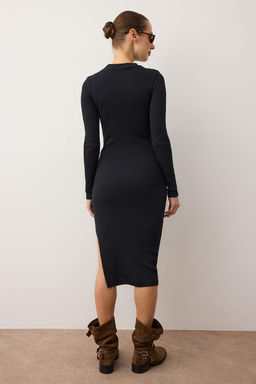 Siyah Vucuda Oturan Y?rtmacl? Bisiklet Yaka Midi Fitilli Esnek Orme Kalem Elbise TWOAW21EL0135