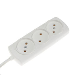 Цена за 2 шт. Удлинитель Luazon Lighting ECO, 3 розетки, 1.5 м, 10 А, 2200 Вт,ПВС 2х0.75 мм2,без з/к,белый