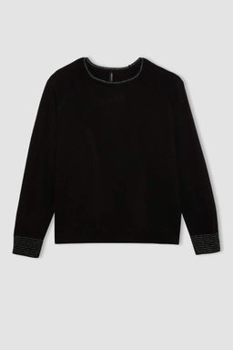 Женский черный свитер-туника стандартного кроя с круглым вырезом и рукавами реглан