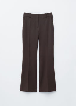Pantalones acampanados con pliegues marcados