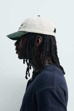 GORRA LAVADA TEXTO BORDADO CONTRASTE / Crudo