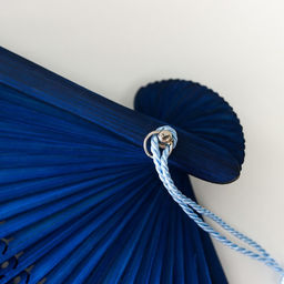 Веер складной h=21 см Цветы и бабочки, синий, с кисточкой