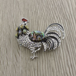 Брошь "Перламутровый петушок" с гелиотисом